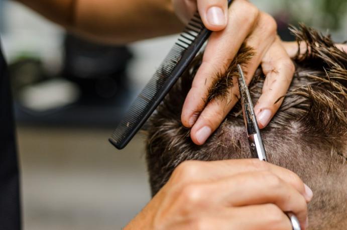 cheveux mouillé ciseau coupe